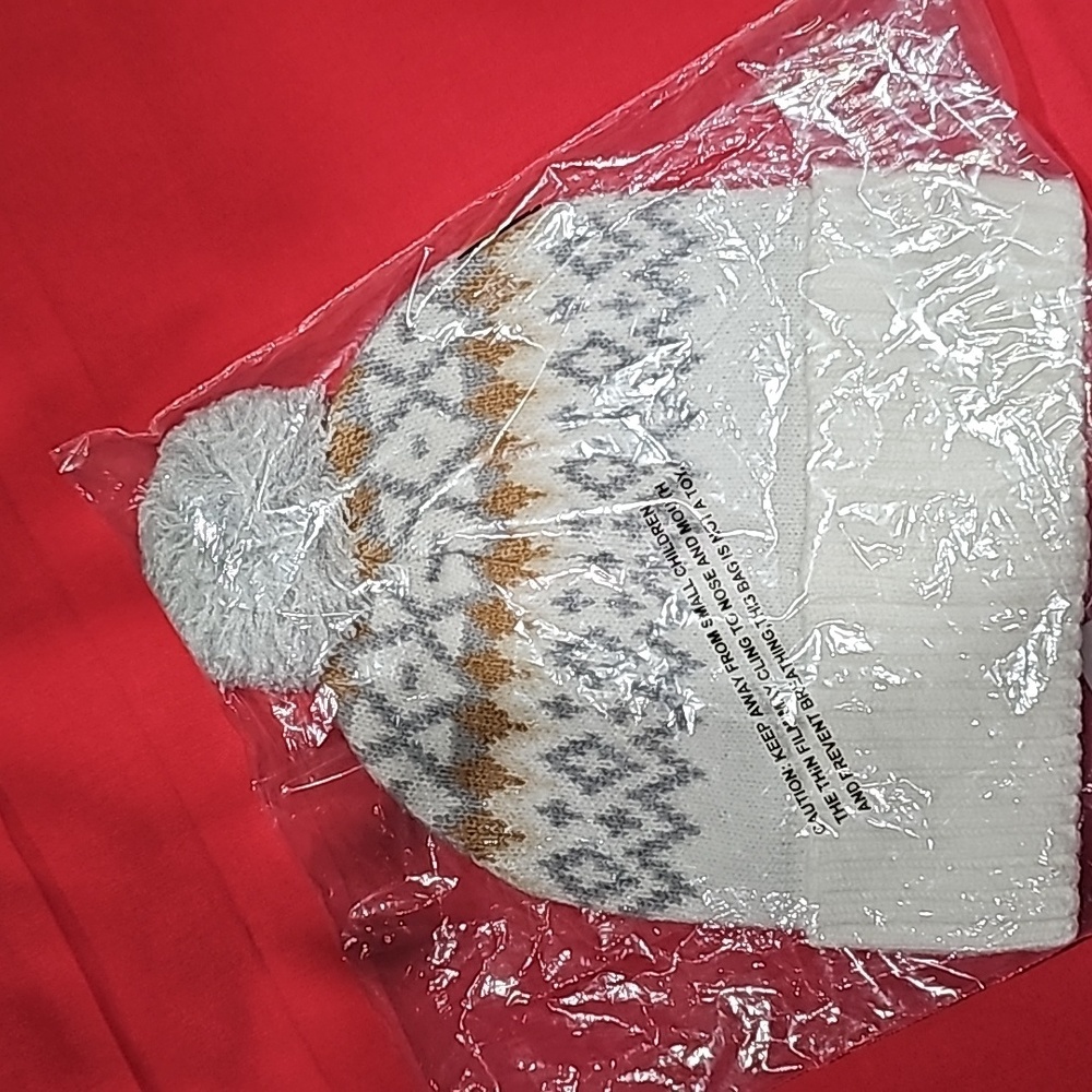 SOLD SOLD HP NWT Pom Pom Beanie and Scarf Set - Picture 4 of 7